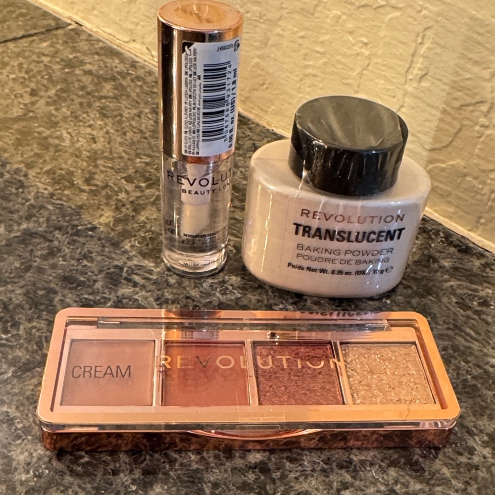 Revolution Concealer and Translucent Set with Cream and Gold Palette